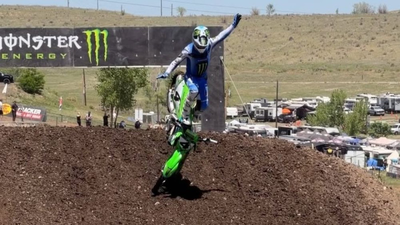 Video: Sekstons pamatīgi krīt Amerikas motokrosa preses dienā
