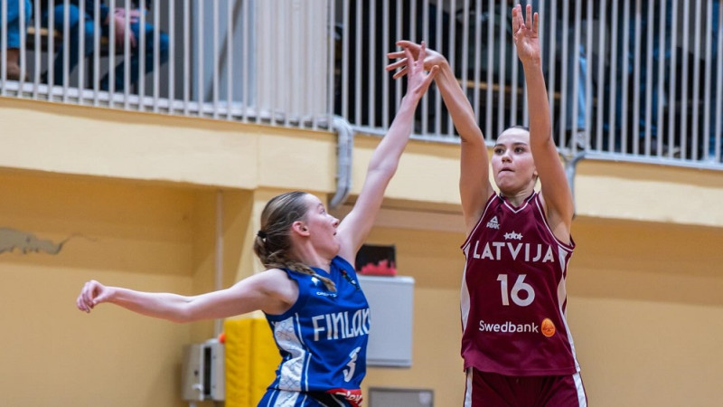 U20 meitenes pirmajā spēlē iemet 57 punktus pret "spāņu armādu"