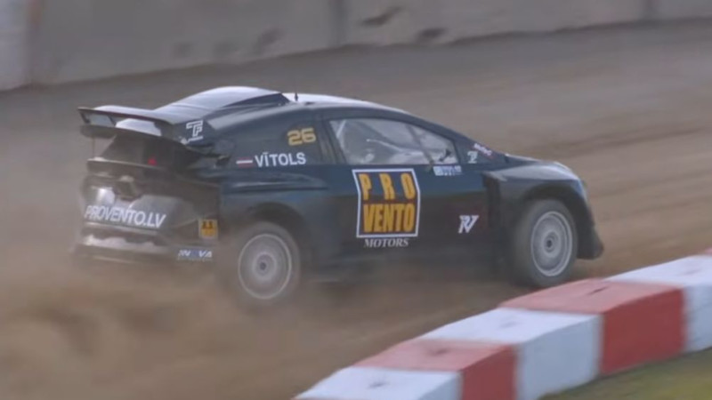Latviešu pilots Vītols Amerikas rallijkrosā debitē ar uzvaru
