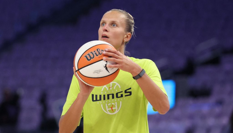 Laksa netiek pie iespējas, "Wings" pārsteidz WNBA "play-off" favorīti