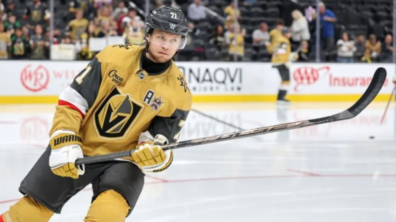 ″Golden Knights″ pagarina līgumu ar komandas pionieri Kārlsonu